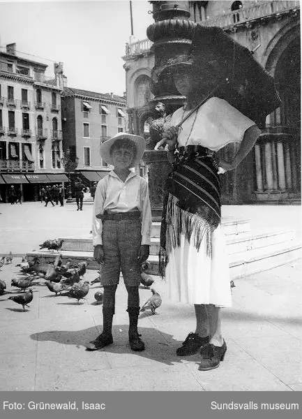 Iván Grünewald (f. 1911) och modern Sigrid Hjertén på Markusplarsen i Venedig, Italien, 1920-talets början.
