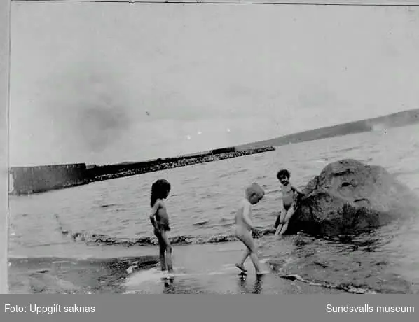 Lek på stranden vid Kumo. Stina och Elsa Boström. Erik Berggren.