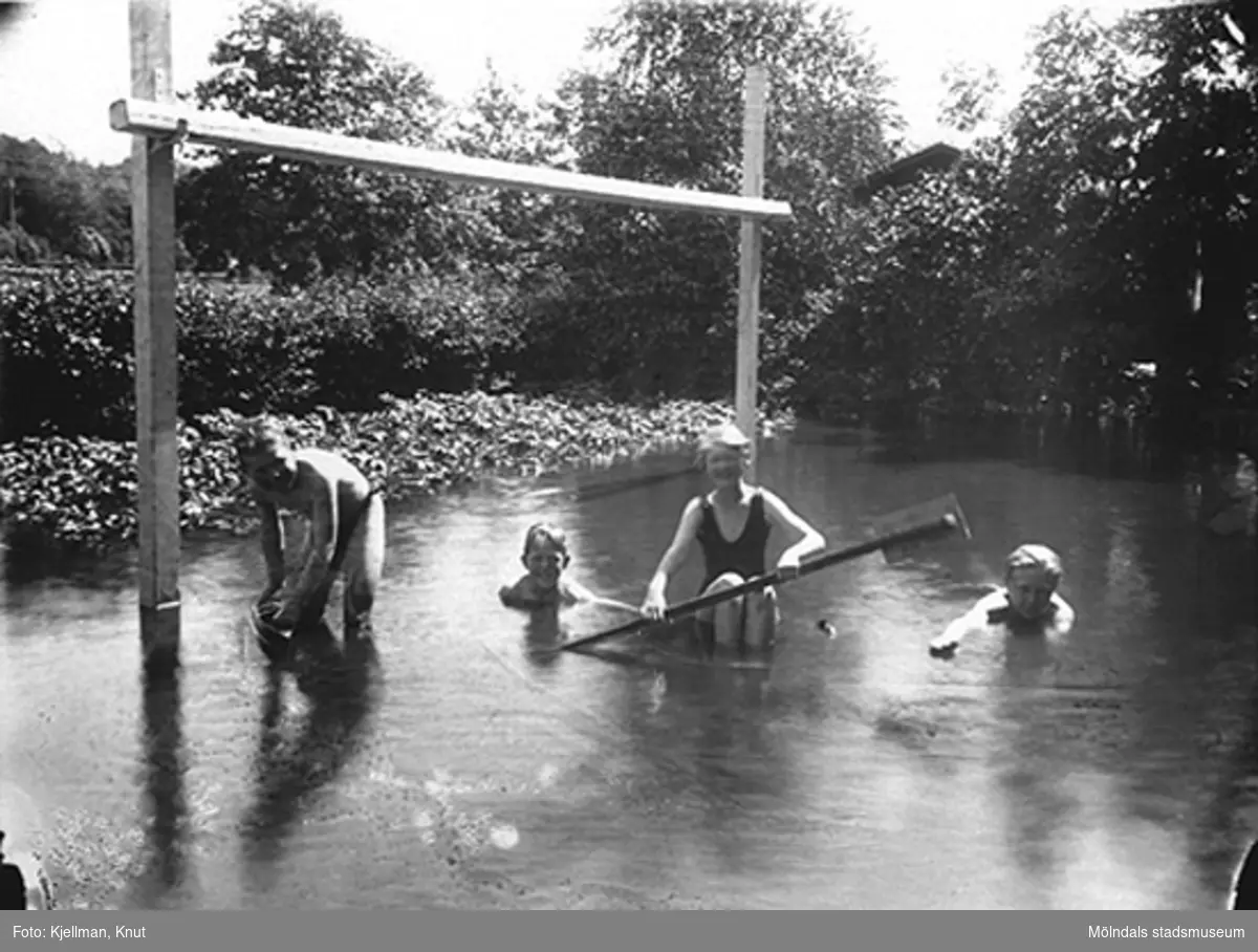 Översvämning vid Mölndalsbro, 1930-tal. Barnen badar i Sparbankens trädgård (Kungsbackavägen 1), som låg alldeles intill bron och ån.
