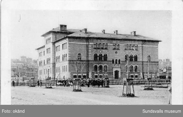 Folkskolebyggnaden, Gustav Adolfsskolan, vid Skolhusallén, invigd 1892.  Byggnaden ritades av arkitekten Gustaf Hermansson.