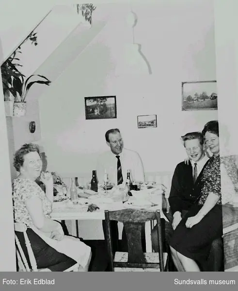 Kring middagsbordet i familjen Erik och Siri Edblads lägenhet på Snickaregatan 6B, dit familjen flyttade 1960. Fr.v. Siri Edblad (f. 1914), Ivan Dahl, Bernt Edblad (f. 1938) och Inez Dahl.