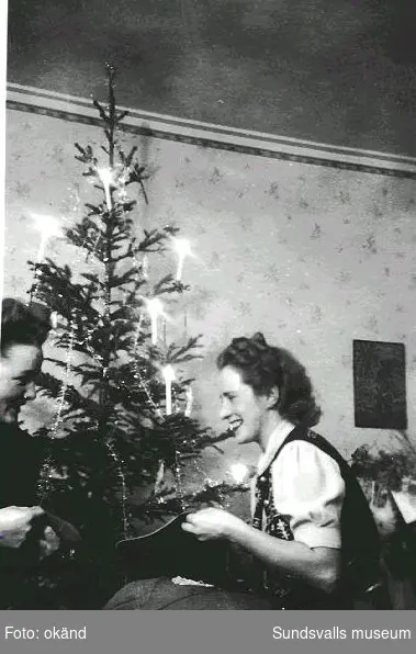 Maj--Britt Nyström (f. 1916) med väninna vid julgran. Maj-Britt var Ingrid Hellqvists mor.