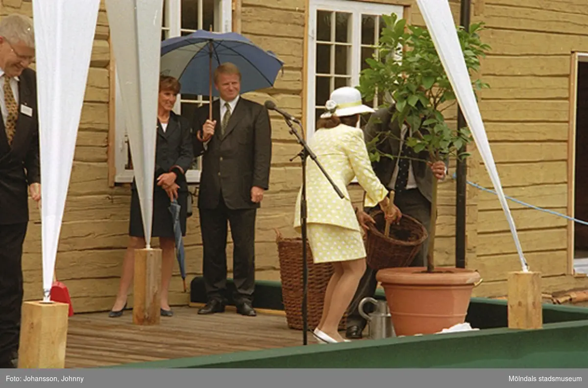 Kung Carl XVI Gustaf och drottning Silvia planterar två vårdträd/fruktträd utanför Tjenstefolksbostaden. På scenen står även landshövdingen Göran Bengtsson och Kaj Johansson.