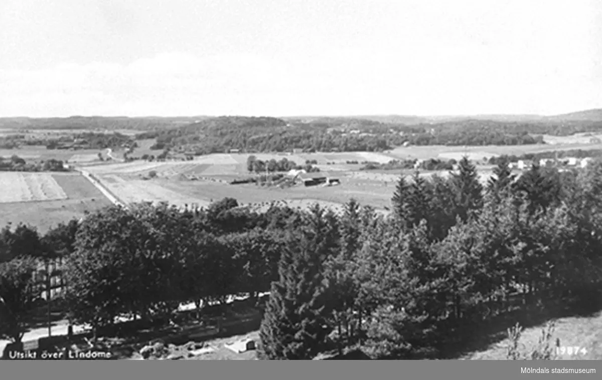 Brevkort "Utsikt över Lindome", innan 1954. Vy från kyrkan över Lindomeby 2 - det som idag kallas för Kyrkängen.
Fotot är sannolikt taget i början av 1950-talet, någon gång före 1954.