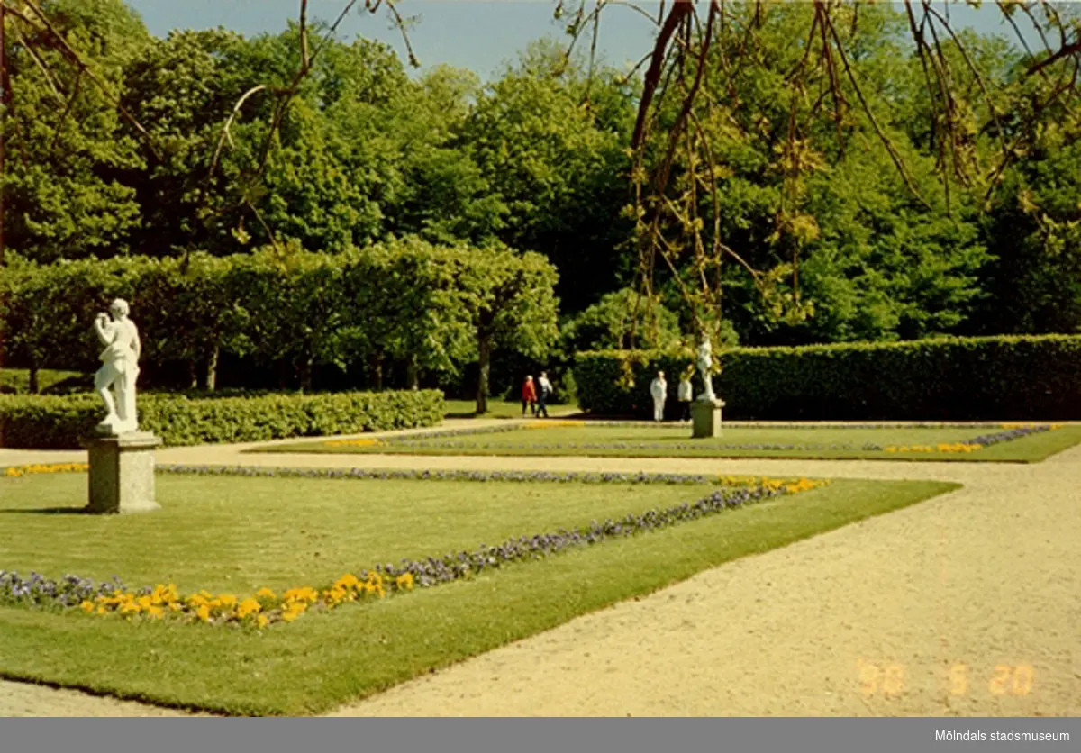 En skulptur stående i Gunnebo slottspark, maj -90.