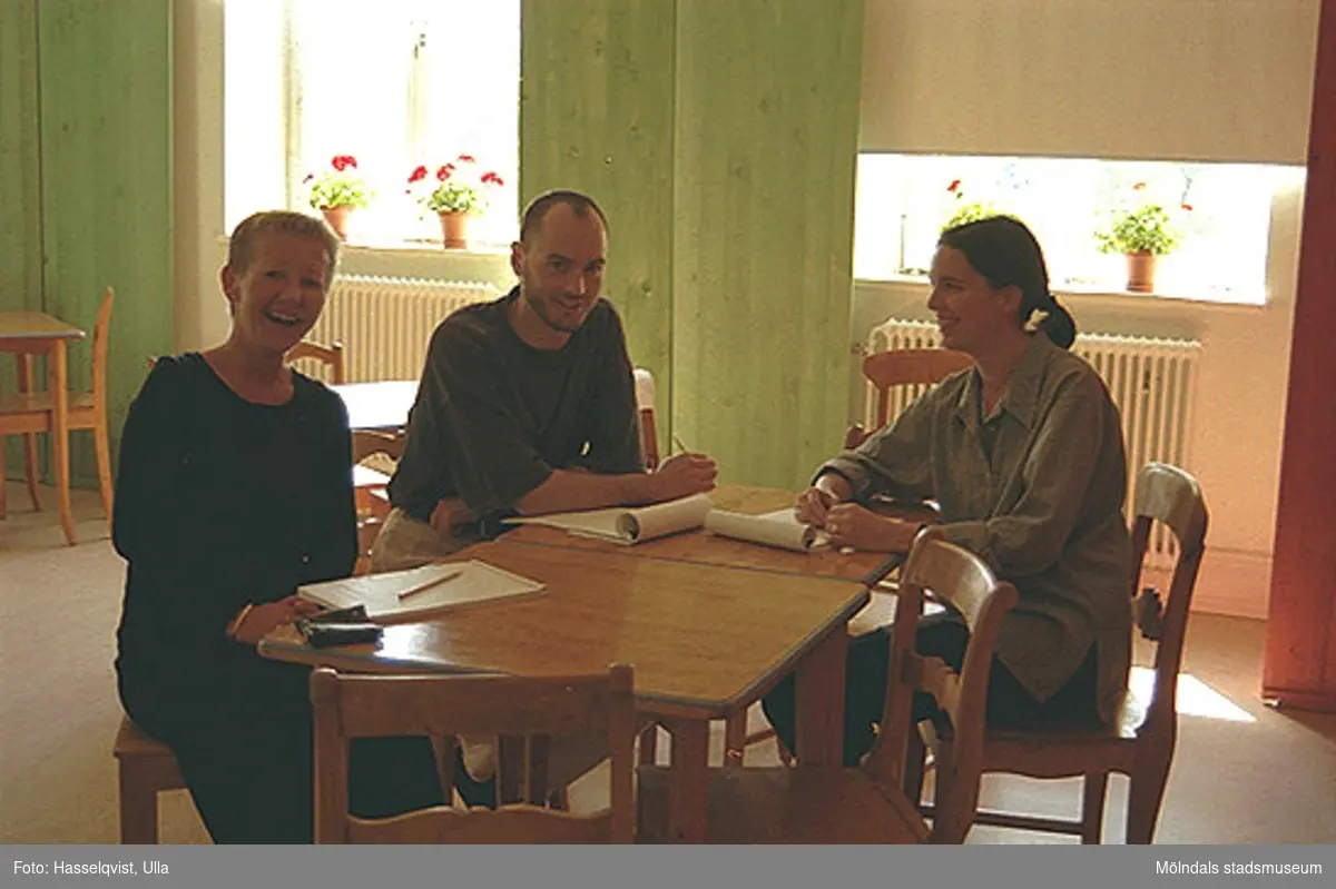 Pia Persson, Håkan Strömberg och Christina Hill sitter runt ett bord.