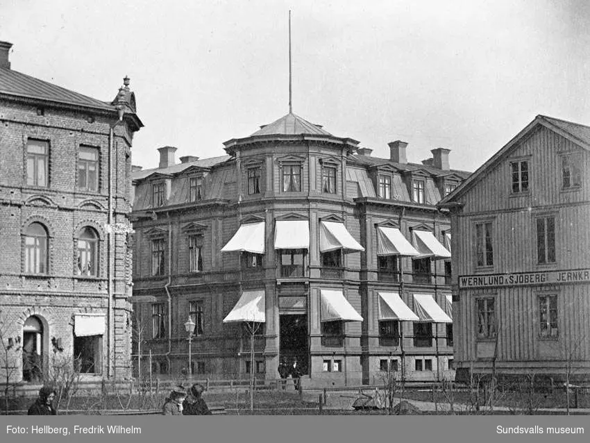 Vängåvan och Hotell Nord (uppfört 1876) mitt i bild, före branden. Det oputsade huset till vänster är Wesséns hus och var en av de få byggnader som klarade sig genom branden.
