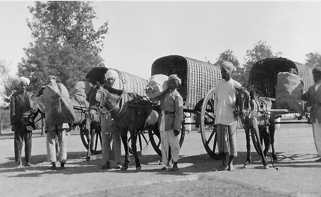 Post-"jutkas", färdiga att starta med posten. Postföringssträckan
är 25-50 miles och hästarna byts var femte eller sjätte mile vid
bestämda punkter. Dessa vagnar befordrar både passagerare och post.