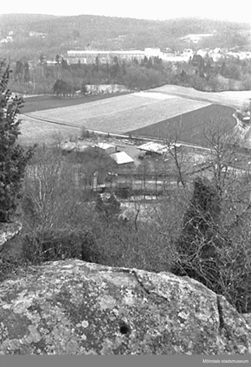 Utsikt över Hällesåker från Börsåsberget, mars 1993.