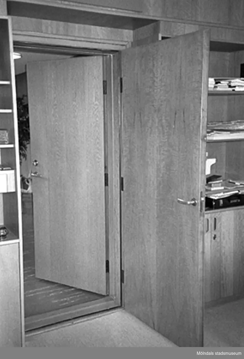 En dubbeldörr från ett kontorsrum i Mölndals stadshus, juni 1994.