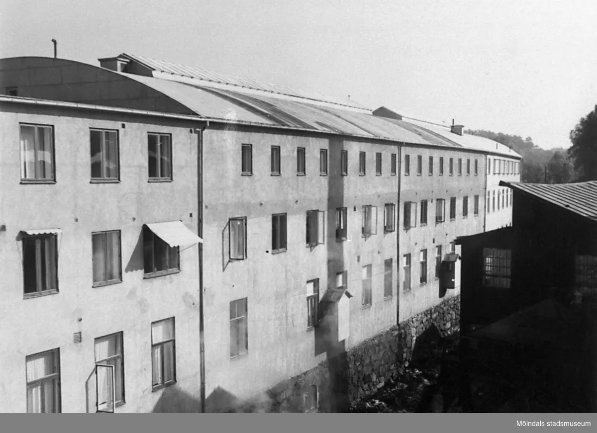 Viktor Samuelsons fabrik "Strumpan", omkring 1940. Mölndalsfallen rinner förbi byggnadens baksida.