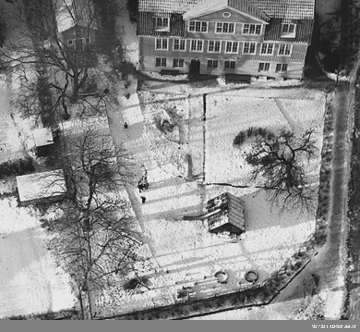 Holtermanska förskolan (stora byggnaden högt upp i bild), sedd från luften, januari 1985.