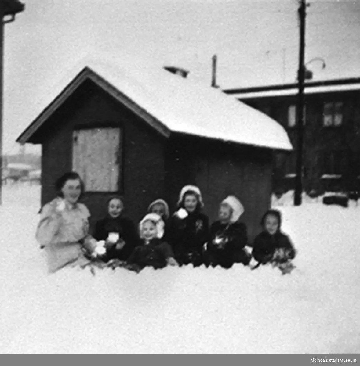 En lärare med barn vid Krokslätts daghem, Dalhemsgatan 7 i Krokslätt, 1948 - 1951.