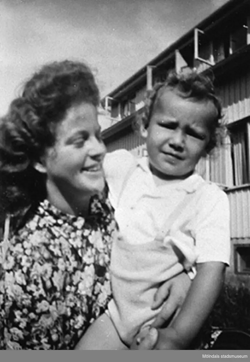 Praktikant Margit Emilsson (gift Wannerberg -52) med "älsklingsbarnet" Håkan Carlsson på Krokslätts daghem under Margits praktik som biträde: 1945-10-01 - 1946-08-01.