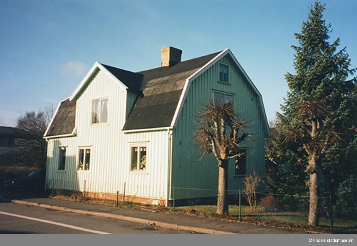 Byggnadsdokumentation av ett bostadshus på Idunagatan 13, Borret 14, Solängen 1998-02-25.