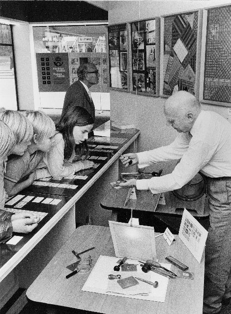 Från det svenska postverkets fri-märkstryckeri medverkade
frimärks-gravör Heinz Gutschmidt, som visade hur det går till att
gravera ett frimärke och vilka verktyg som används.
