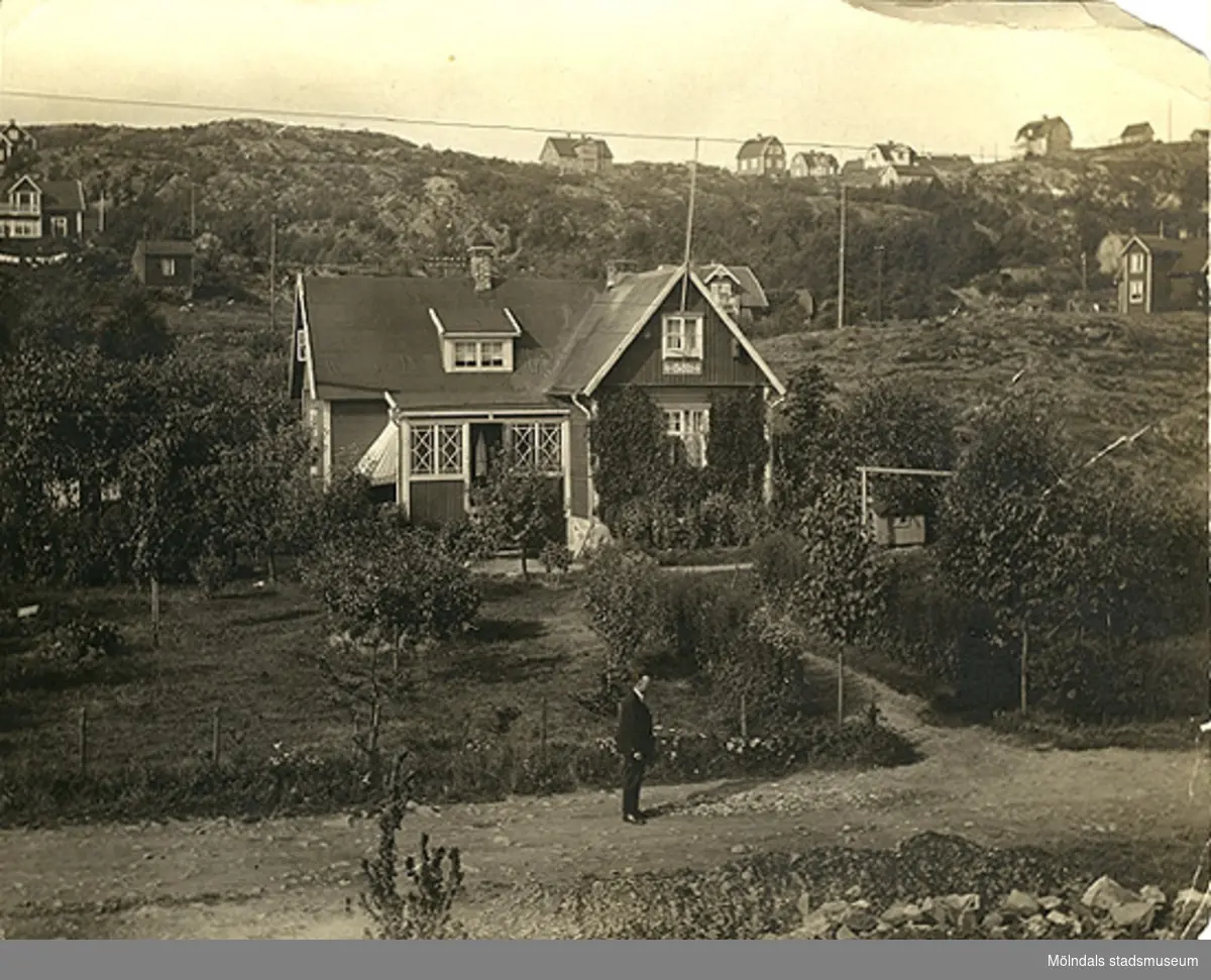 Bostadshus i nuvarande Toltorpsdalen i Mölndal, kring sekelskiftet 1900.
Fastigheten "Körsbäret 19", Högadalsgatan 2B (fastighetsbeteckningen och adressen finns ej längre).