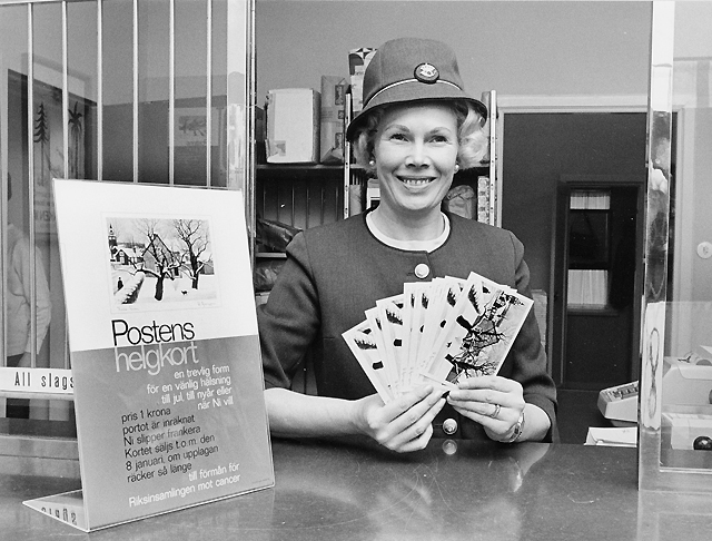På postexpeditionen i Trosa hjälper postvärdinnan Britt Törning,
från personalbyrån, till med försäljning och minnespost-stämpling.