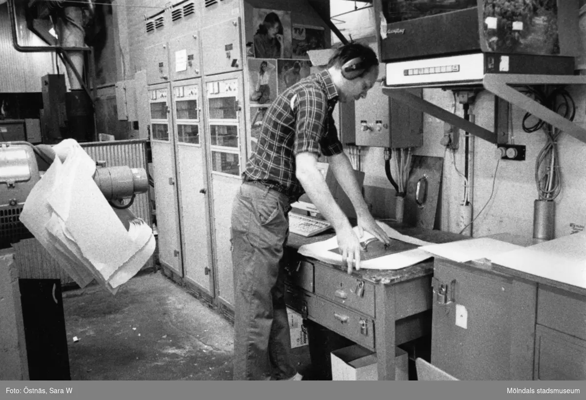 Denny Andersson i arbete på pappersbruket Papyrus i Mölndal, år 1990.