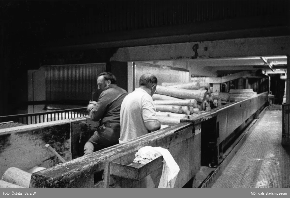 Sliperiet på pappersbruket Papyrus i Mölndal, år 1990. Mannen till höger är Eero Pikkuhookana.