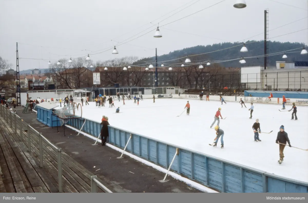 Mölndals konstisbana år 1973. Den invigdes hösten 1959 och låg invid Mölndalsån mitt emot Centrallasarettet. Den var mycket uppskattad av ungdomen i bygden för här kunde skolungdomen träna på skridskor och spela ishockeymatcher. Under högsäsong var isbanan fulltecknad på kvällarna vid idrottsföreningarnas tävlingsmatcher. Dessutom uppläts isbanan till allmänheten för motions- och nöjesåkning.

Isbanan var uppbyggd på en jämn bädd av sand och grus, på vilken ett invecklat rörsystem låg. Rören vilade på ett underlag av "syllar" eller ribbor över hela planbädden. Mellan rören var ett avstånd på cirka 10 cm. Över detta var det påfyllt med grus mellan rören, så att dessa nästan täcktes. För att frysa själva istäcket däröver fordrades att underlaget först frusits ned och fått "tjäle".

En kylvätska, bestående av ammoniak, pumpades in i rörsystemet. Kylvätskan höll vid utpumpningen en temperatur av cirka -20 grader. När kylvätskan återkom från systemet hade den en temperatur av cirka -5 grader. Vatten spolades då över bädden och frysningen av istäcket började. Istäcket var ca 5 cm tjockt. Kylvätskan cirkulerade sedan oavbrutet i rörledningarna för att hålla istäcket lagom fruset. För att undvika sprickbildningar i isen måste kylvätskans temperatur noggrant varieras, allt eftersom den omgivande luftens temperatur steg eller föll.

1978 flyttades Mölndals gamla isbana till Kållereds sportanläggning där den återigen började att användas omkring 1978-1979.