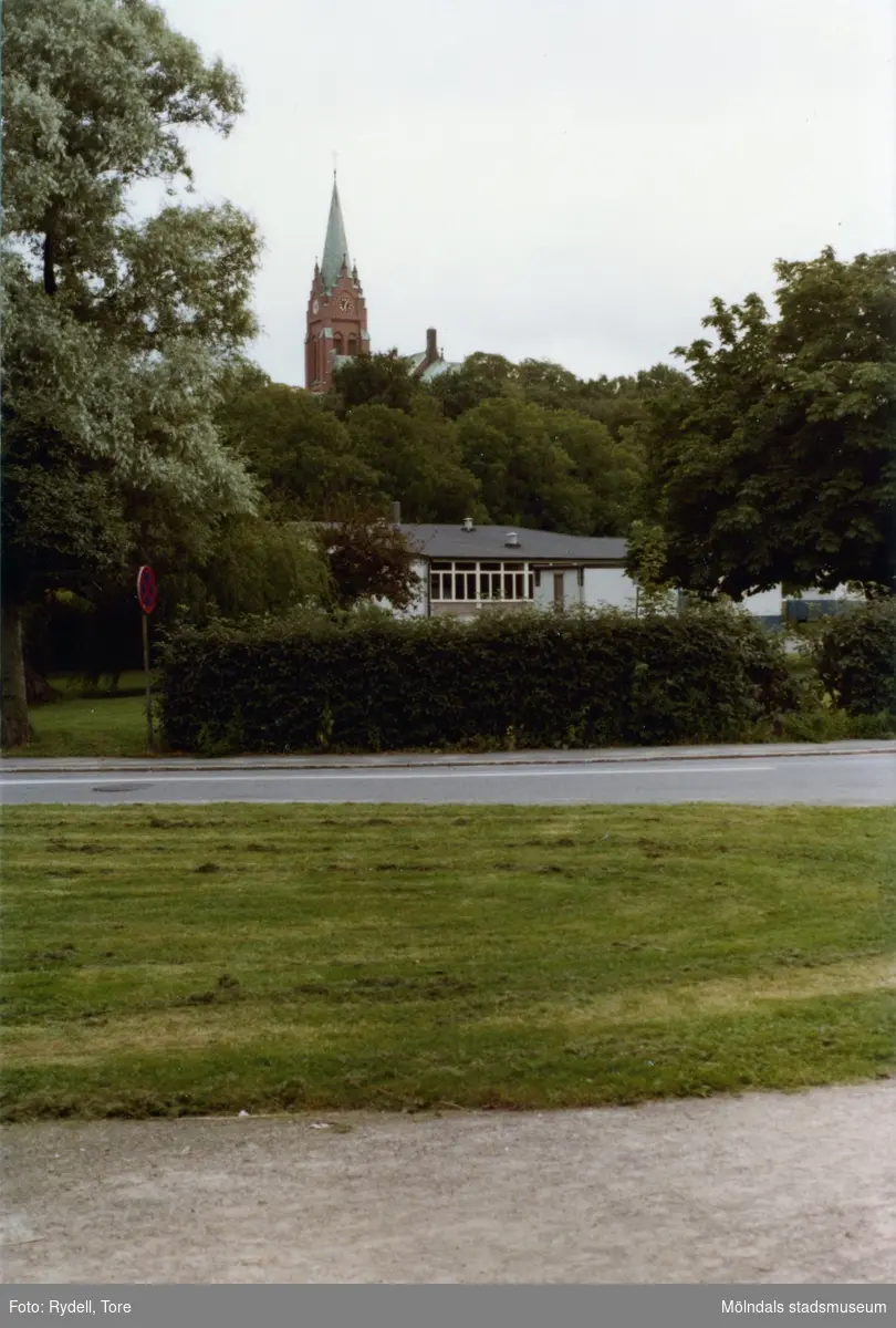 Vy från Toltorpsgatan mot Fässbergs kyrka i Mölndal på 1970-talet. I förgrunden skymtas även byggnad tillhörande yrkesskolan.