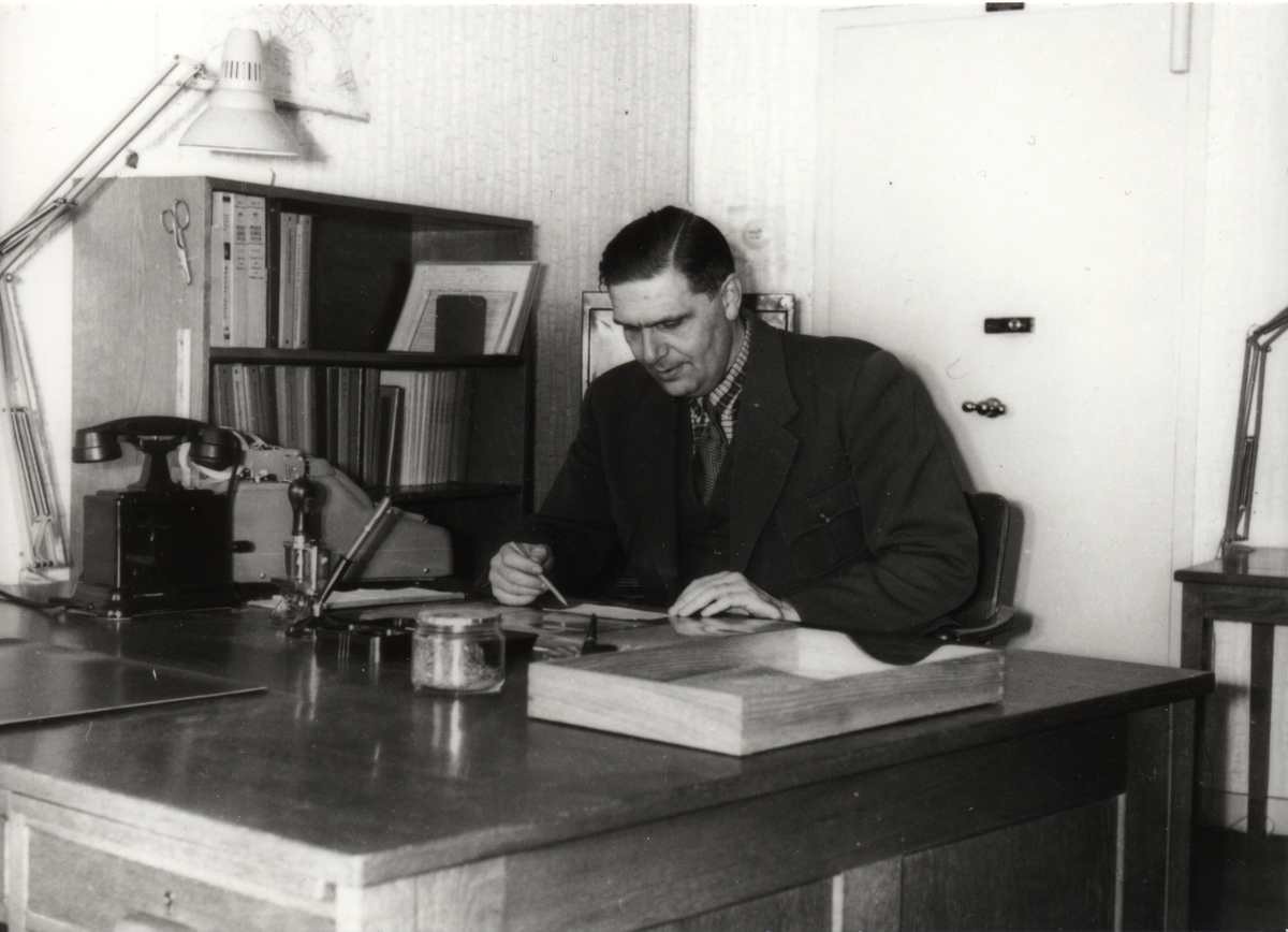 Postmästare Allan Ullemo på postkontoret i Tidaholm år 1961.