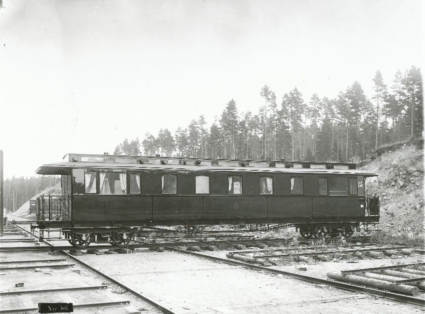 Fotografi föreställande Järnvägspostvagn BCD01 på järnvägssträckan DHJ (Dannemora-Hargs järnväg). Tillverkad 1908.
