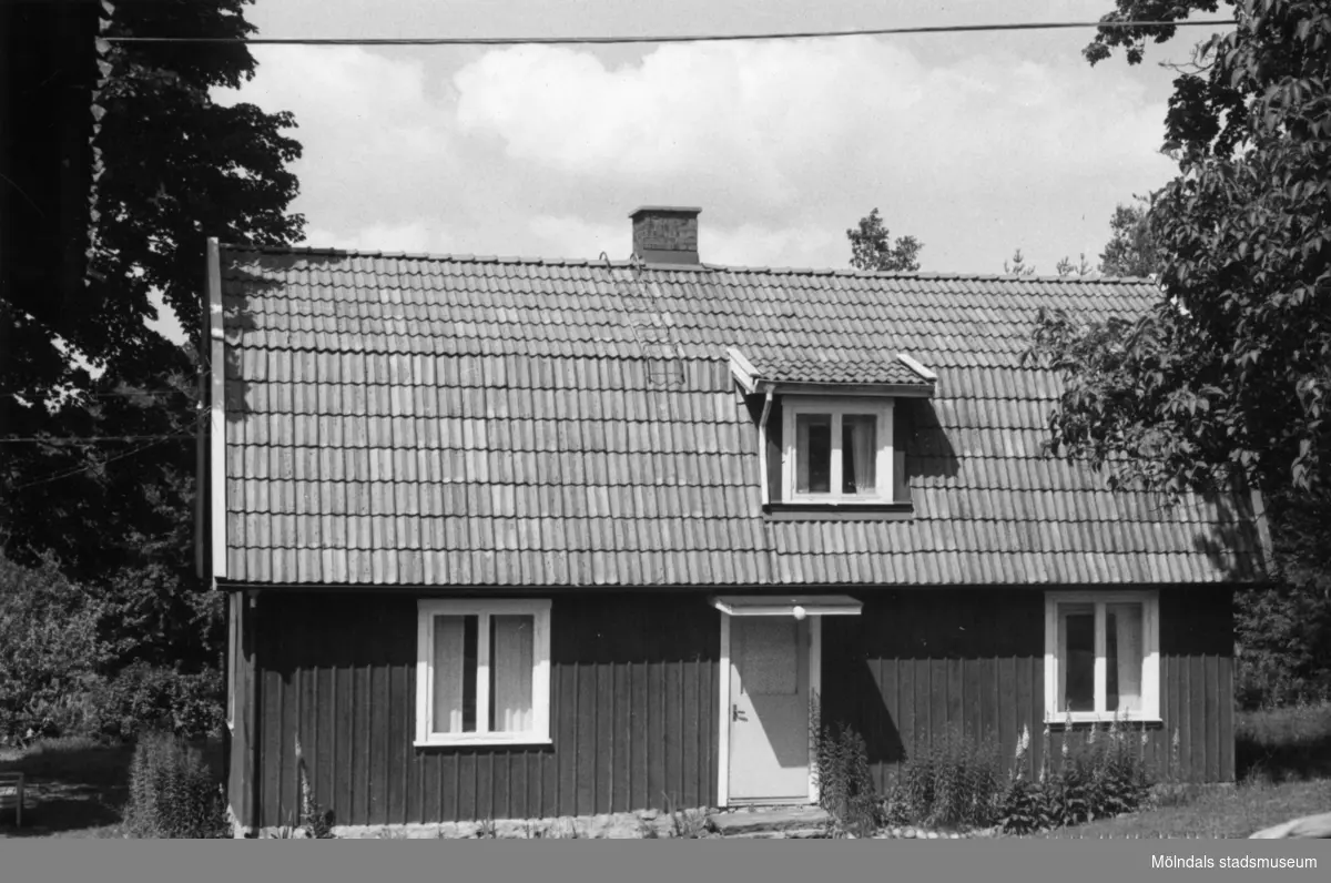 Byggnadsinventering i Lindome 1968. Lindome 3:7 IV.
Hus nr: 579B1039.
Benämning: permanent bostad, ladugård och två redskapsbodar.
Kvalitet, bostadshus: god.
Kvalitet, övriga: mindre god.
Material: trä.
Tillfartsväg: framkomlig.