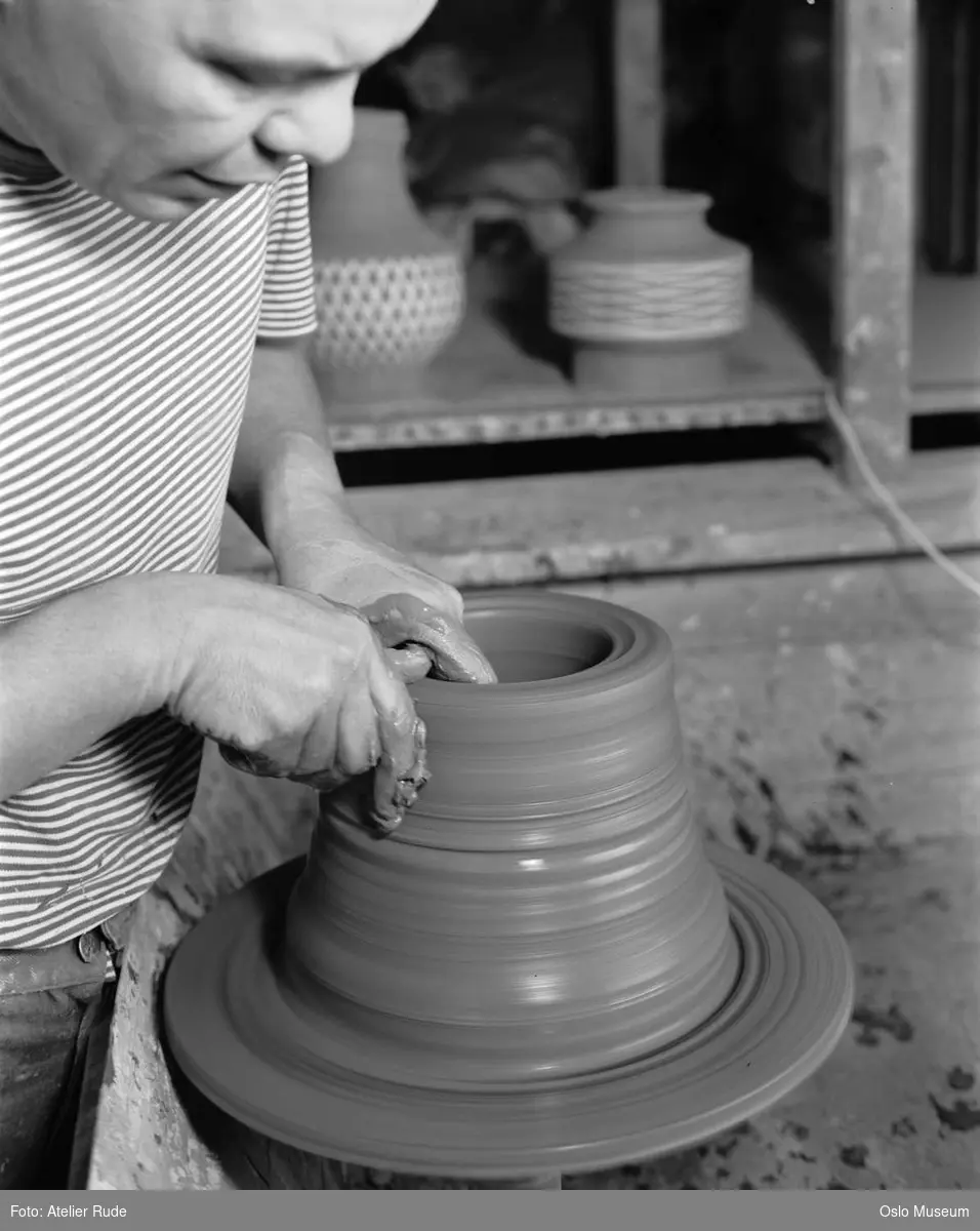 Pløen keramikkverksted, interiør, mann, keramiker i arbeid, detalj, dreieskive