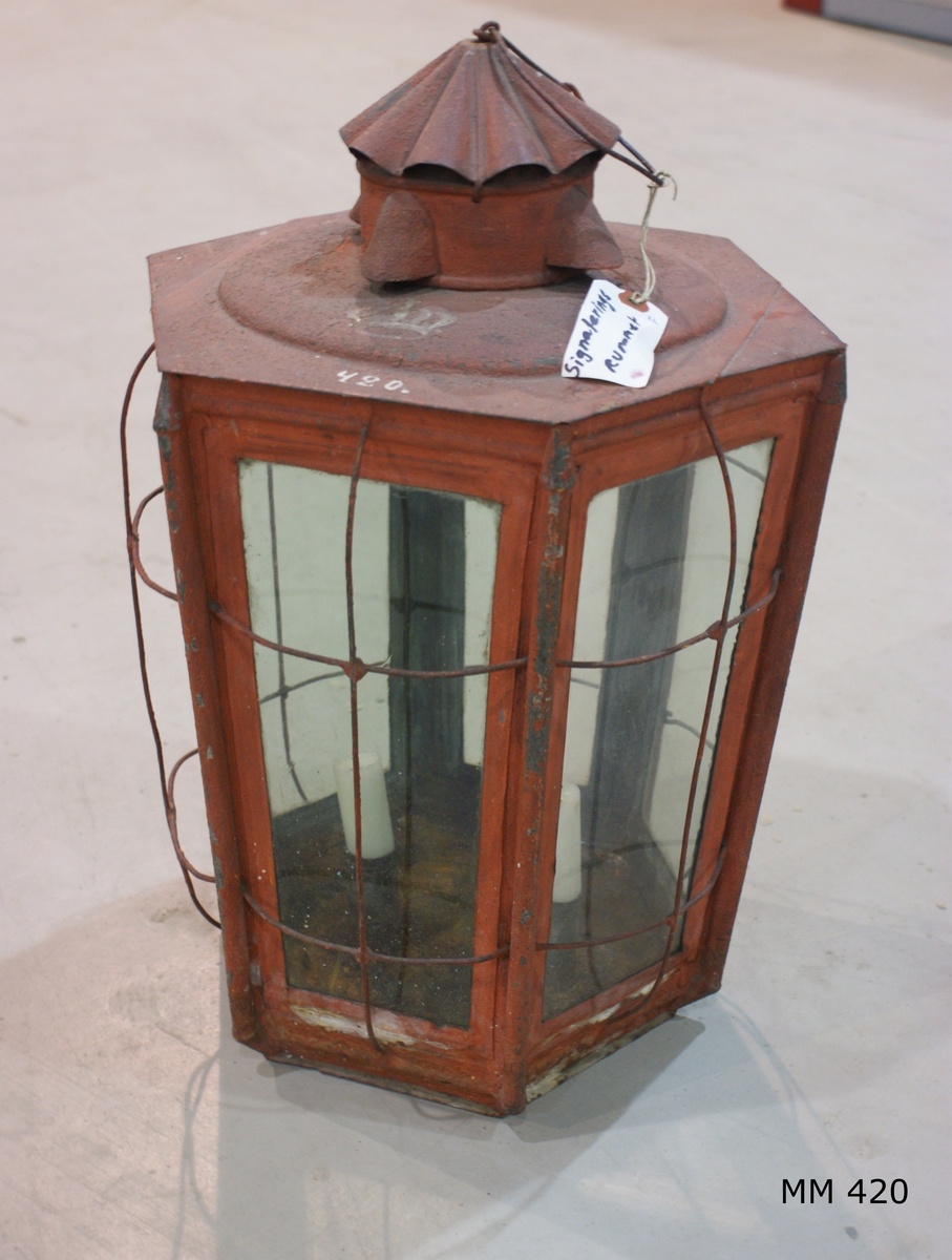Lanterna av bleckplåt, 6-kantig, med 2 ljushållare, rödmålad.