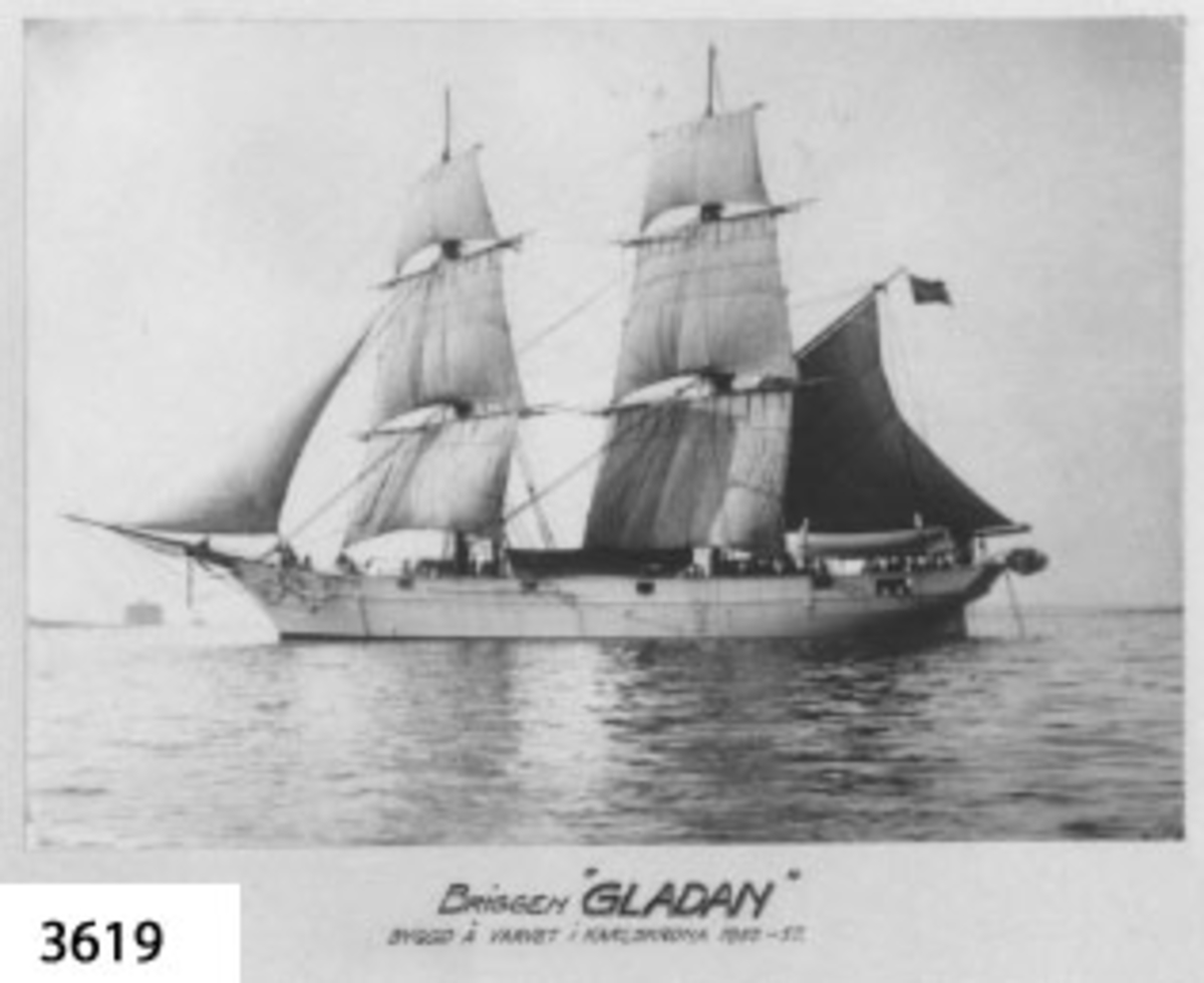 Fotografi, i glas och ram, av briggen "Gladan" under segel. Fartyget byggt på varvet i Karlskrona år 1855-57.
Upphandlad år 1929 av Artilleridepartementet.