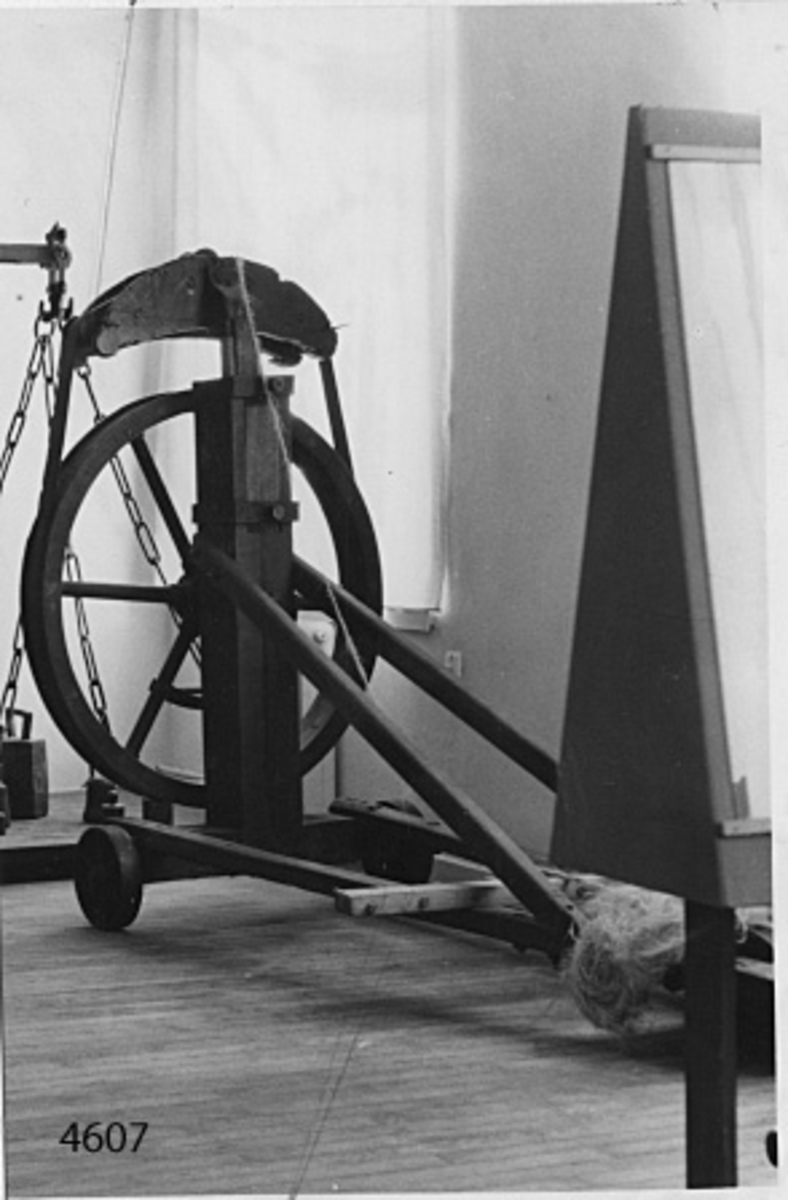 Hjulsläde med slagningshjul och drifter för spinning av garn och lina. Material: Trä med beslag av järn och mässing.
Maskinen drives för hand med vev, varvid ett hjul med rem av läder driver tre stycken drifter, försedda med krokar för fastsättning av hampa för slagning av garn. Drifterna lagrade i en höj- och sänkbar del, som kallas för krona.
Släden flyttbar på tre hjul.