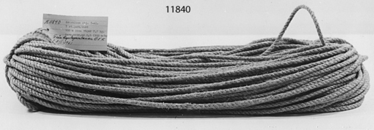 Text å vidhängande etikett: Sticklina otjärad. 3-slaget. 3 st. garn/dukt 100 m. lina väger 2,2 kg. Garn metriskt nr. 0.5 (500 m/kg)