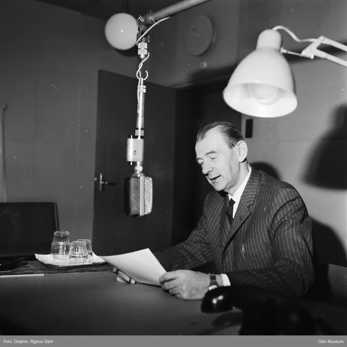 Norsk rikskringkasting, interiør, studio, mann, programredaktør, sittende halvfigur ved bord, mikrofon