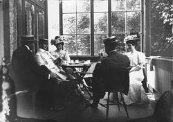 glassveranda, gruppe, menn3, kvinner2, kaffebord