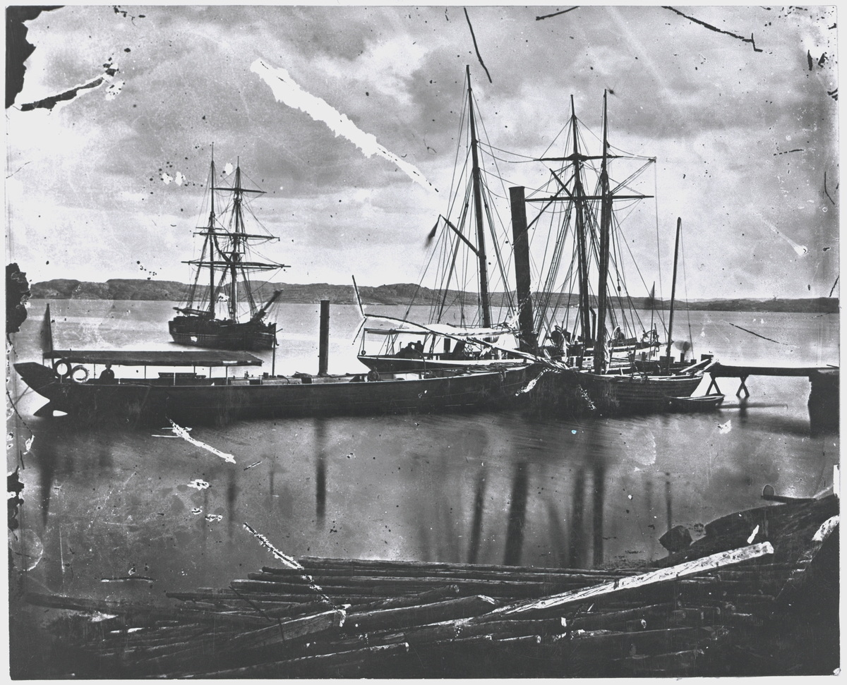Postbåt, passagerarbåt samt segelfartyg under 1860-talet.
Kanonångslupen Carlsund (m. höga skorstenen) sannolikt på sjömätningsexp.
