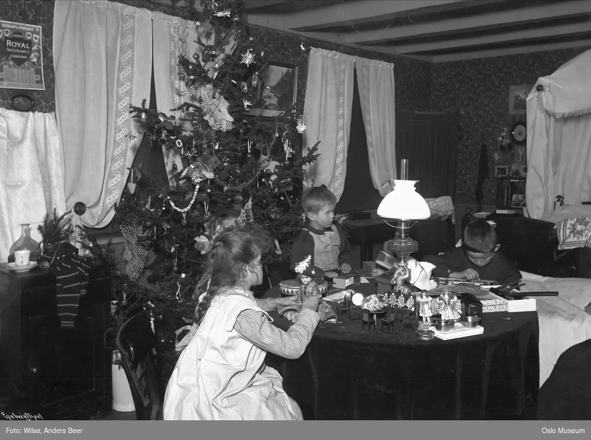 interiør, stue, juletre, bord, barn, julegaver, parafinlampe