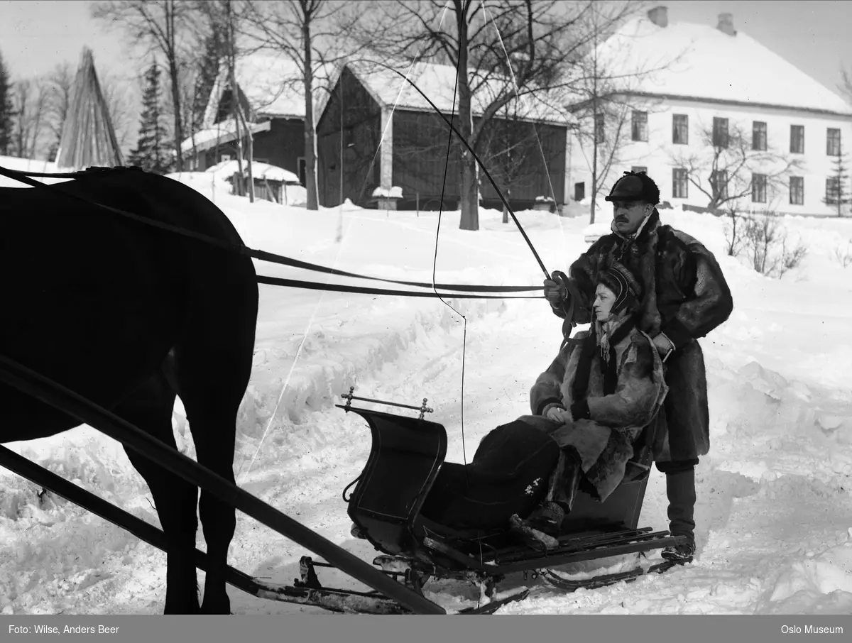 gård, bolighus, uthus, hage, snø, hest, slede, mann, kvinne, pels