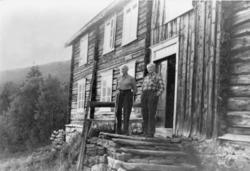 To menn på trappa i Vesl-Lykkja i 1975.