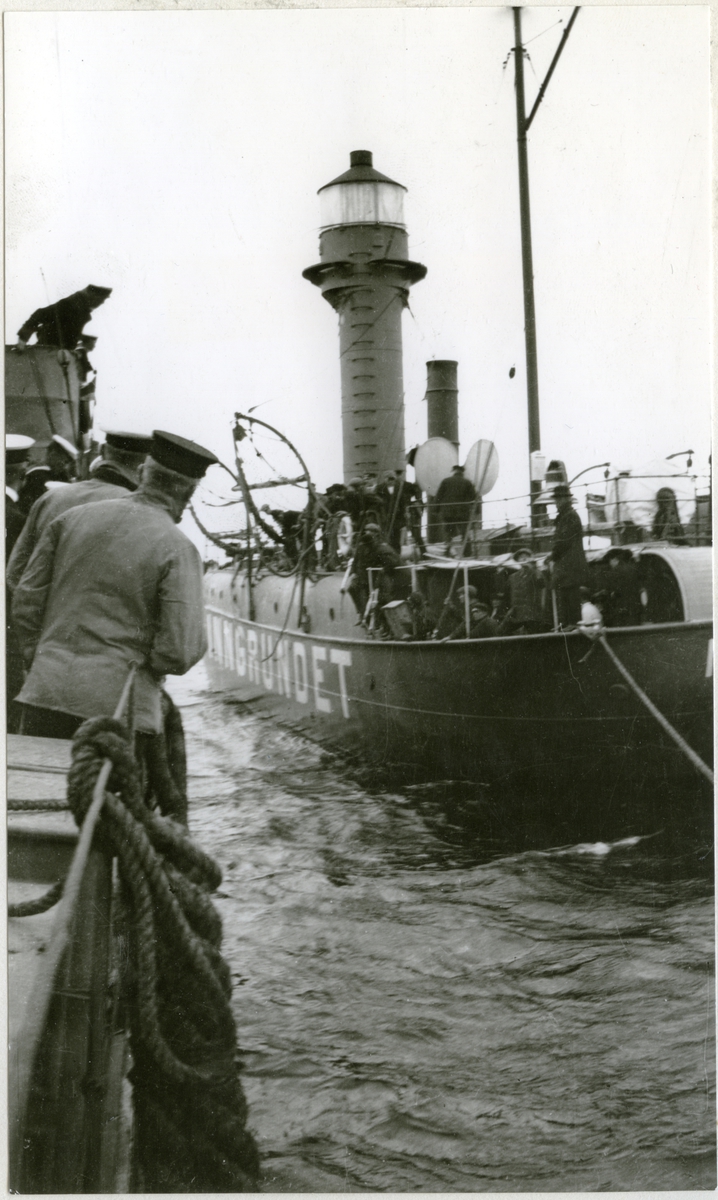 "Jagaren HUGIN vid FINNGRUNDET för att hämta besättningarna från briggen VERA och ångarna BROR OSCAR och WÄRMLAND som torpedetats [sic] av tyska ubåtar den 6 Aug. 1916."