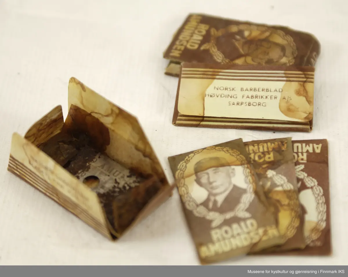 Barberbladpakken er utført i brun og kremhvit papp med portrett av Roald Amundsen på fremsiden. Pakken inneholder 5 barberblad enkeltvis innpakket, alle merket med produsentnavn og bilde av Roald Amundsen. Barberbladene er sterkt korroderte og derfor svært skjøre. Emballasjen bærer preg av vannskade.