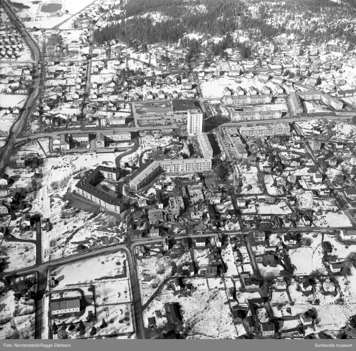 Flygfoton över Skönsbergs centrum. Gammal och ny bebyggelse samt pågående byggnationer.