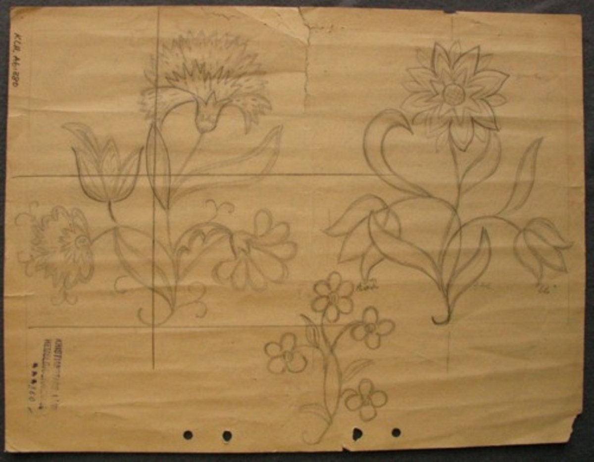 Blyertsskiss ritad på gulnat papper. Mönsterförslag på tre olika blommor, en nejlika samt en storblommig och en småblommig växt. Blå stämpel i ena hörnet: KRISTIANSTADS LÄNS HEMSLÖJDSFÖRENING.