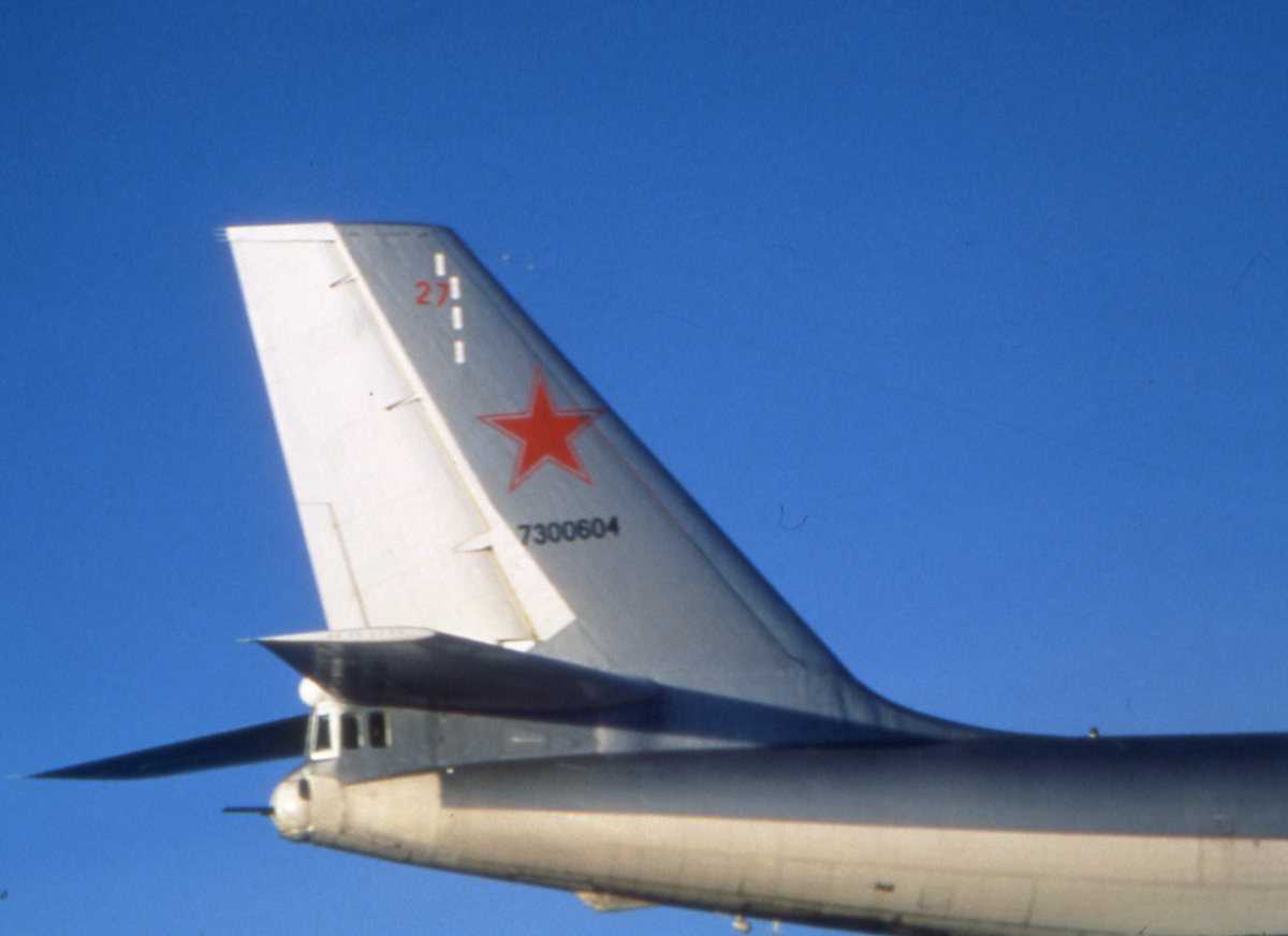 Russisk fly av typen Bison A med nr. 27 øverst på halen og nr. 7300604 nederst.