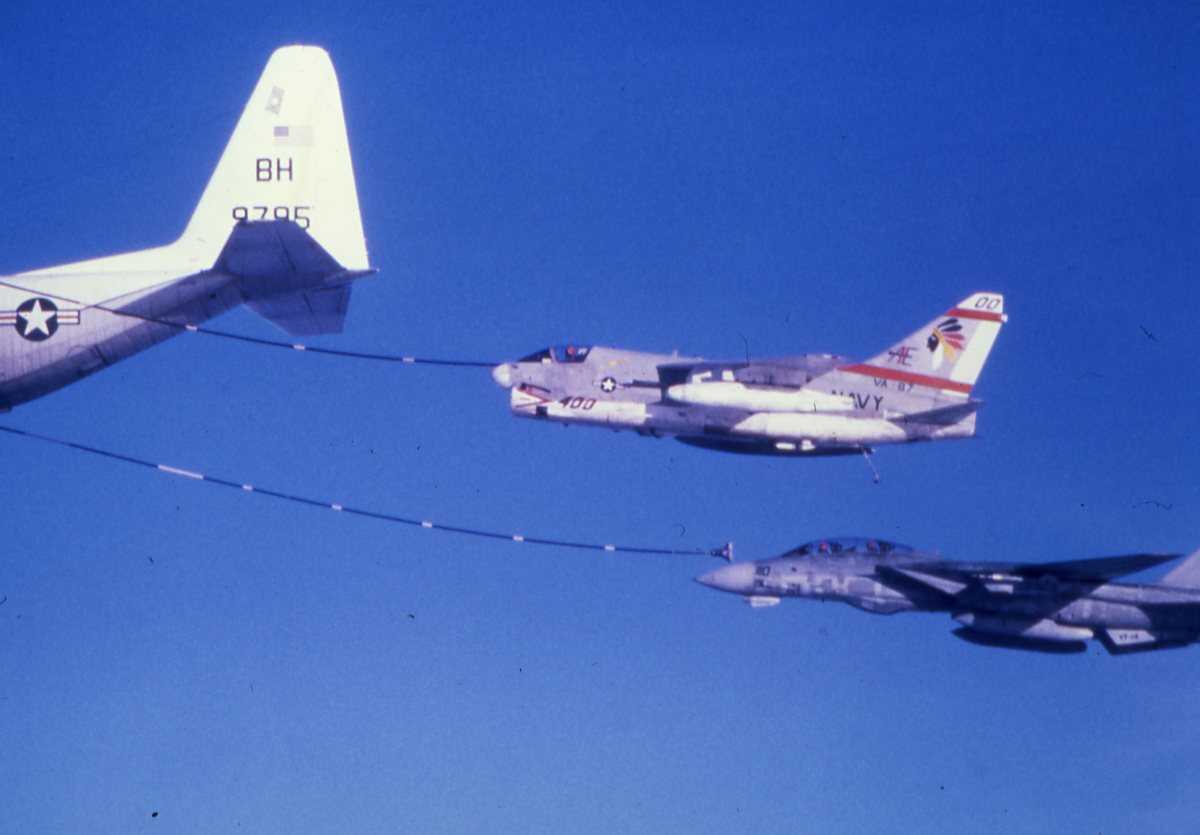 Amerikansk fly av typen KC-130T Tanker med nr.BH 9795, en amerikansk F-14 Tomcat jagerfly og en amerikansk A-7 Corsair II med nr. 400.