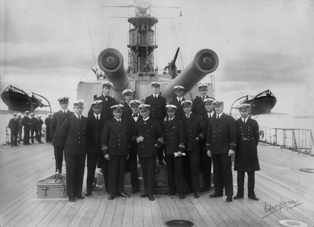 Sjöbefäl poserar framför kanoner på däck på Pansarskeppet, H.M Gustaf V, 1923.