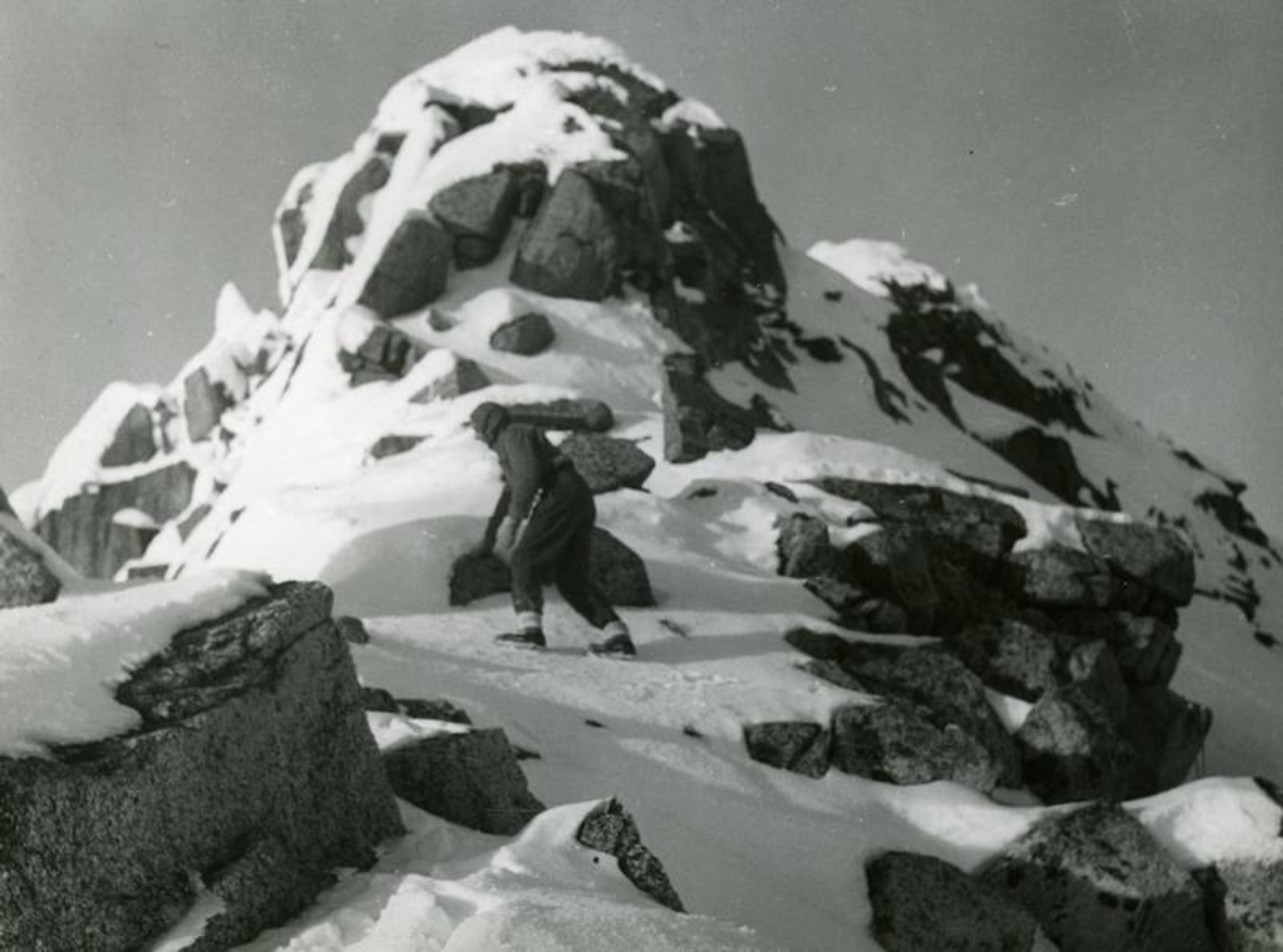 Nesten på toppen av en av toppene i Storsteinsfjellet.
