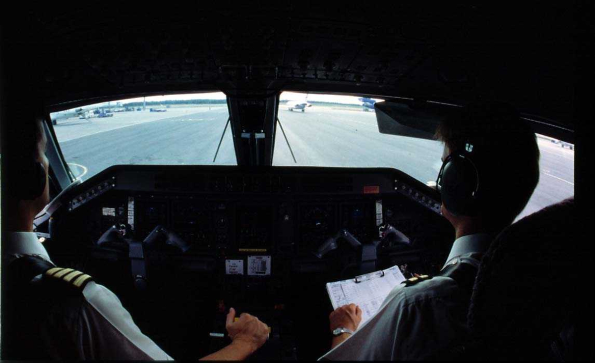 Lufthavn. Utsikt fra cockpit på rullebane, G-EMBF fra British Regional Airlines.