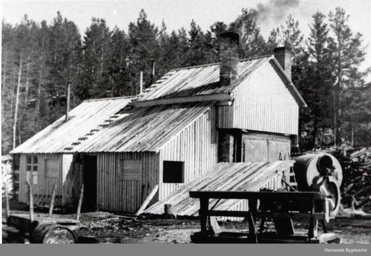 Kolbrenneriet i Rone ved Hjelmen i Hemsedal i tidsromet 1941-45. 
Torbjørn Aalrust (fremst) og Syver Storejorde.